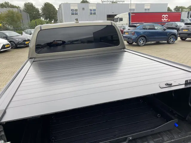 Toyota Hilux 2.8 D-4D Double Cab Invincible 2024 Diesel 17