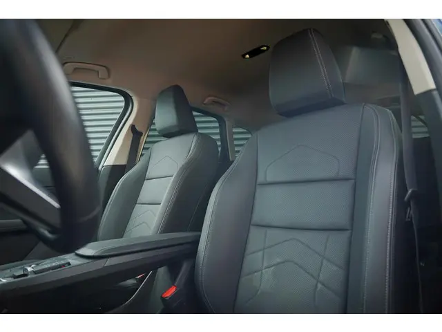 BMW 2 Serie Active Tourer 220i 2023 Hybride Benzine 2