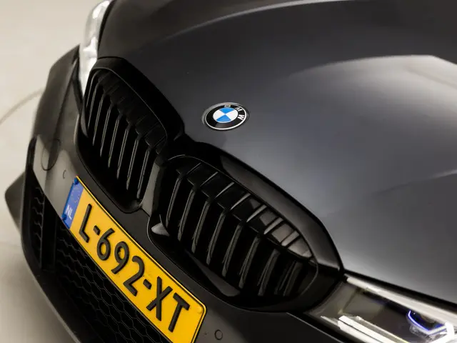 BMW 3 Serie Touring 318i M Sport 2021 Benzine 37