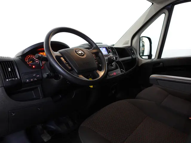 Opel Movano 2