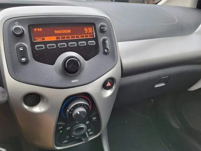 Peugeot 108 1.0 e-VTi Blue Lease ** Airco ** 2015 Benzine 11