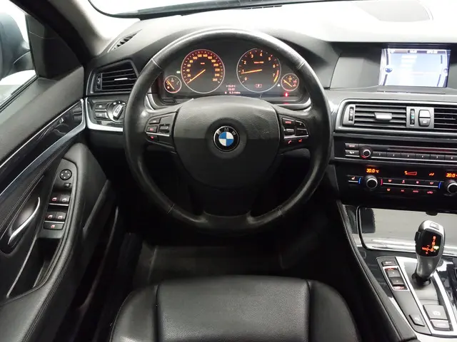 BMW 5 Serie F10 520i High Exe M Sport Aut- 2013 Benzine 7