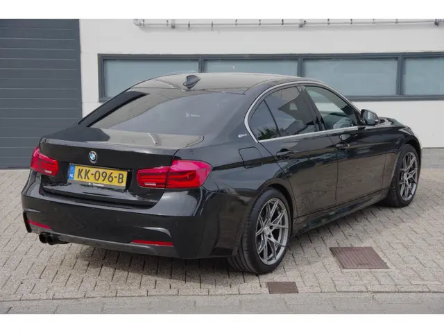 BMW 3 Serie 330e M-sport LEDER/NAVI 2016 Hybride Benzine 2