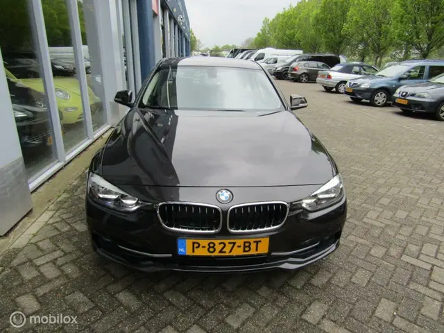 BMW 3 Serie 318i Lu.L Exec 2017 Benzine 4