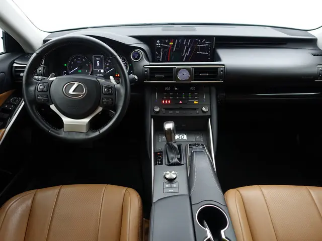 Lexus IS 300h Hybrid Edition 30 Aut- 2019 Hybride Benzine 7
