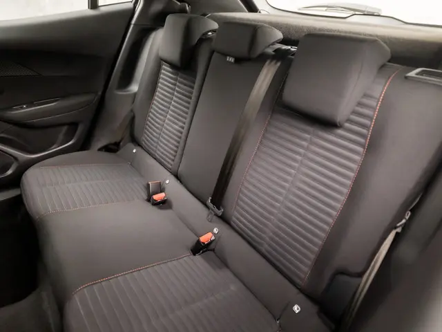 Peugeot 2008 1.2 PureTech Sport 2022 Benzine 14