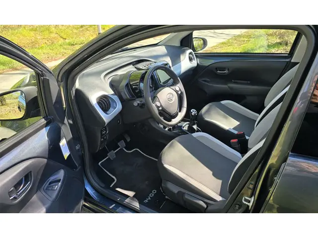 Toyota Aygo 1.0 VVT-i x-clusiv cabrio 2017 Benzine 7