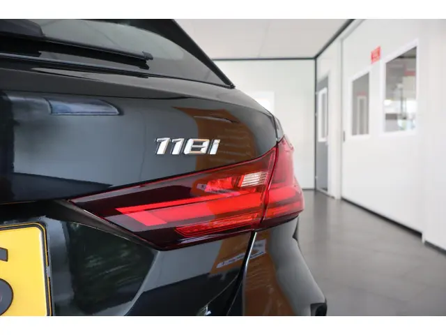 BMW 1 Serie 118i Business Edition 2021 Benzine 12