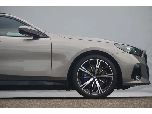 BMW 5 Serie Touring 550e xDrive 2026 Hybride Benzine 7