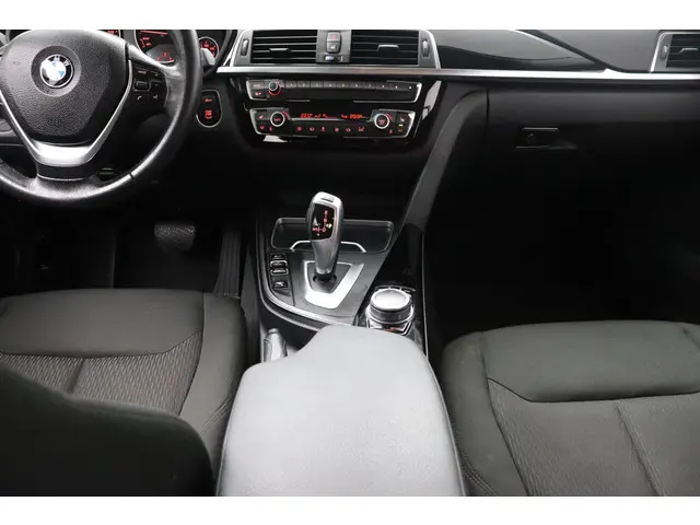BMW 3 Serie Touring 320i Executive 2018 Benzine 23