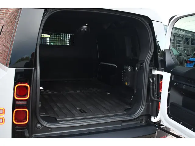 Land Rover Defender 110 3.0 D250 2023 Diesel 10