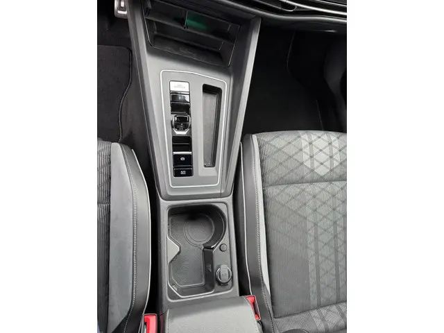 Volkswagen Golf 1.5 eTSI R-Line 2022 Benzine 44