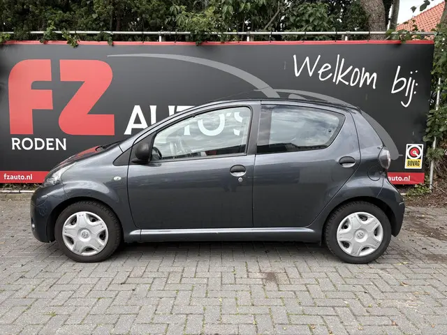 Toyota Aygo 1.0 VVT-i Now 2014 Benzine 2