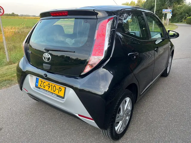Toyota Aygo 1.0 VVT-i x-play 2017 Benzine 2