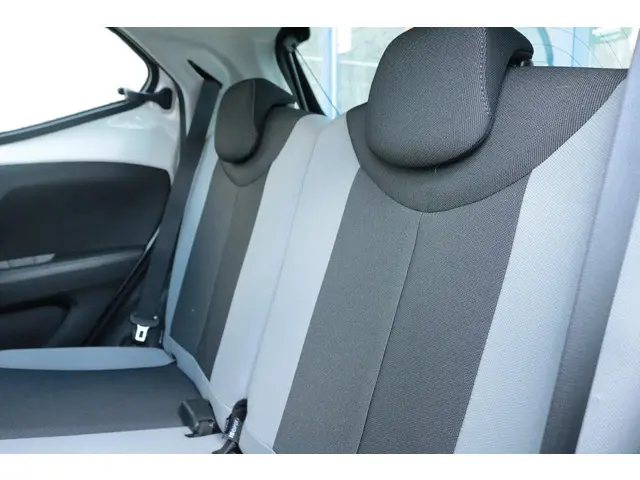 Toyota Aygo 1.0 VVT-i x-play, Camera, Airco 2016 Benzine 9
