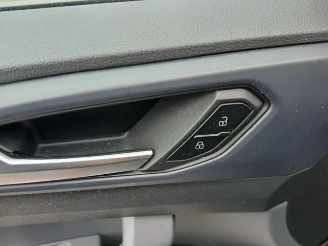 Volkswagen T-Cross 1.0 TSI Life SCHADEAUTO!!! 2019 Benzine 23
