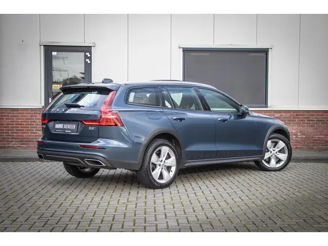 Volvo V60 Cross Country 2.0 B5 AWD Pro 2021 Benzine 3