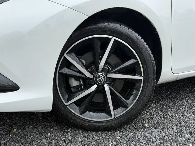 Toyota Auris 1.8 Hybrid Dynamic Go 2018 Hybride Benzine 26