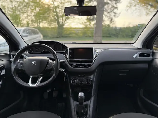 Peugeot 208 1.2 VTi|Airco|Trekhaak|Cruise|Navi 2014 Benzine 8