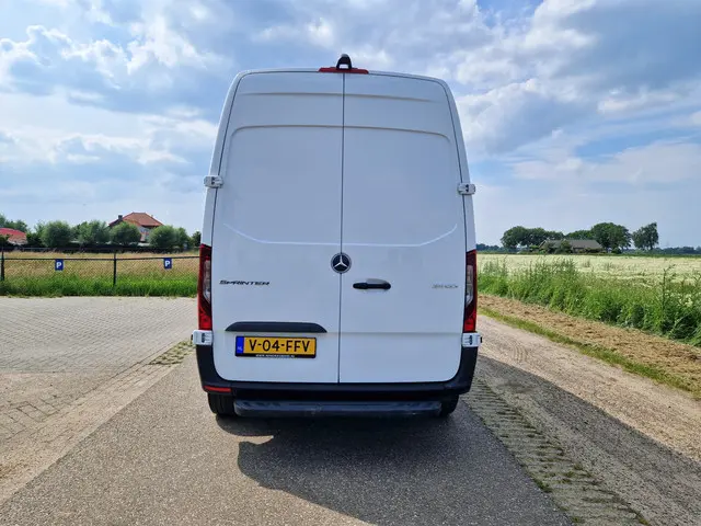 Mercedes-Benz Sprinter 211 1.9 CDI L2 H2 2022 Diesel 4