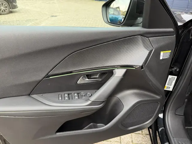 Peugeot 2008 1.2 Turbo 130 PK GT 2023 Benzine 34