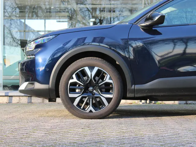 Citroën C4 HYBRID 145 BUSINESS 2025 Hybride Benzine 10