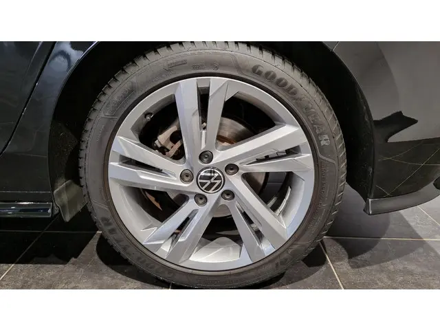Volkswagen Golf 1.5 eTSI R-Line 2022 Benzine 22