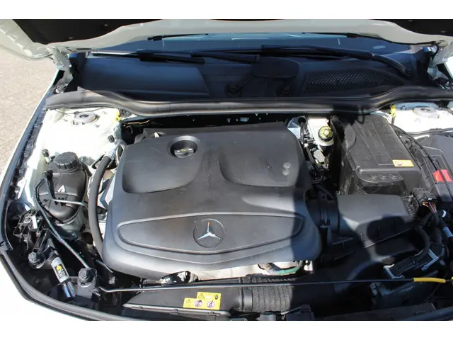 Mercedes-Benz CLA 180 OrangeArt Ed. 2014 Benzine 21