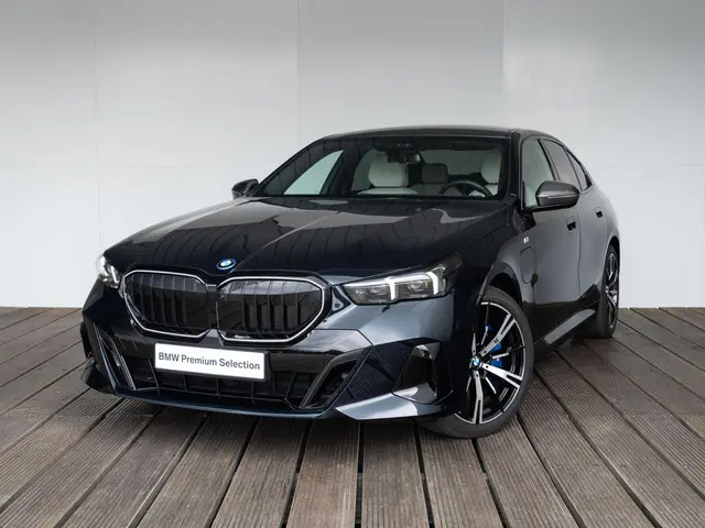 BMW 5 Serie Sedan 550e xDrive 2025 Hybride Benzine 61