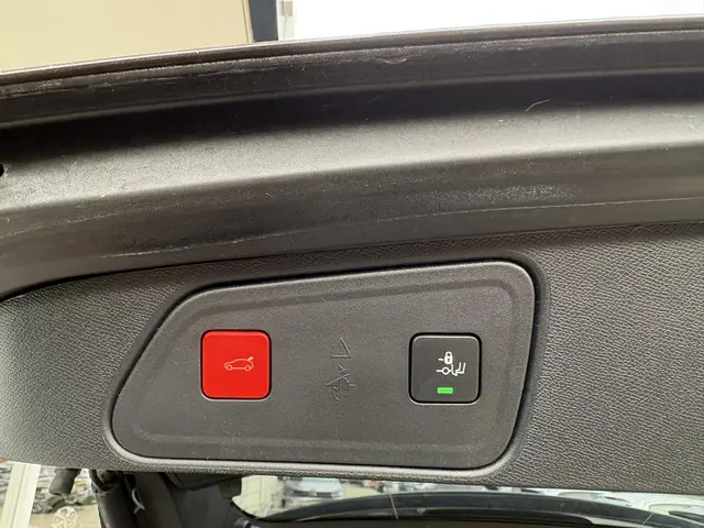 Peugeot 3008 1.6 HYbrid4 300 GT 2023 Hybride Benzine 9