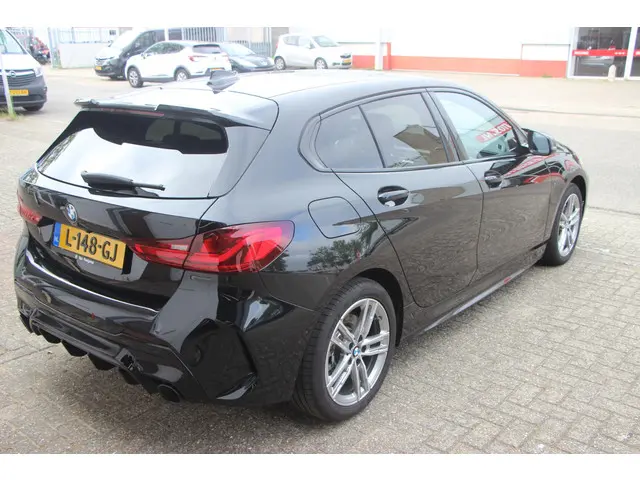 BMW 1 Serie 118i Executive Edition 2021 Benzine 22
