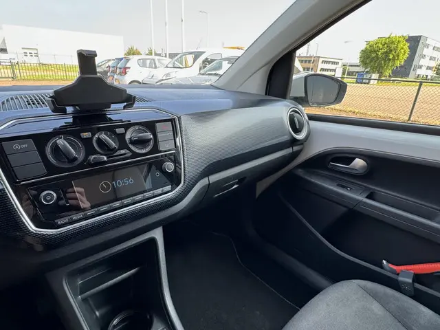 Volkswagen up! 1.0 BMT move up! 2019 Benzine 15