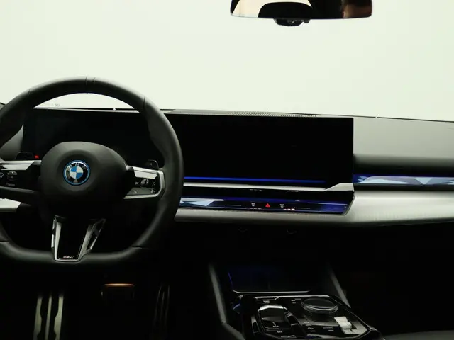 BMW 5 Serie Sedan 550e xDrive 2024 Hybride Benzine 25