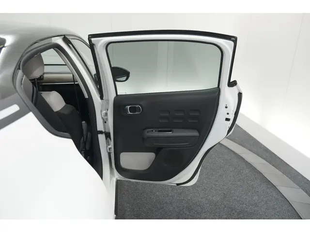 Citroën C3 PureTech 82 Shine 2023 Benzine 61