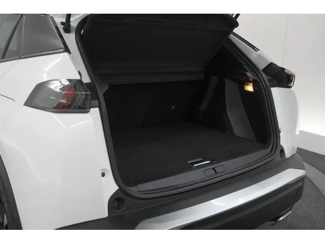 Peugeot 2008 PureTech 130 EAT8 Allure 2022 Benzine 62