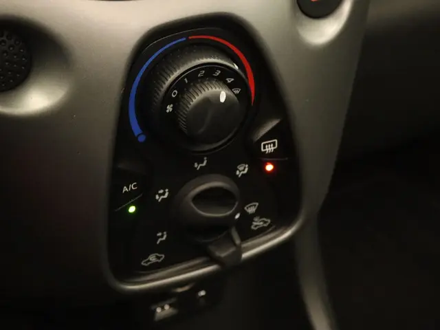 Toyota Aygo 1.0 VVT-i x-play cabrio 2021 Benzine 28