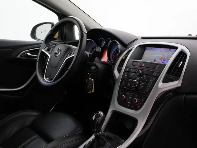 Opel Astra GTC 1.4 TURBO 140 PK SPORT 2013 Benzine 3