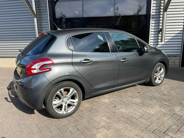 Peugeot 208 1.2 PureTech Allure 2015 Benzine 3