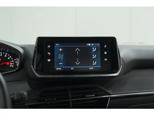 Peugeot 2008 PureTech 130 EAT8 Allure 2023 Benzine 51