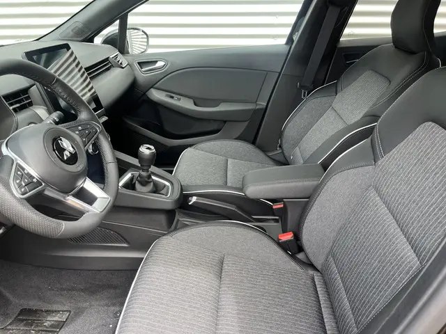 Mitsubishi Colt 1.0T MT First Edition 2024 Benzine 7