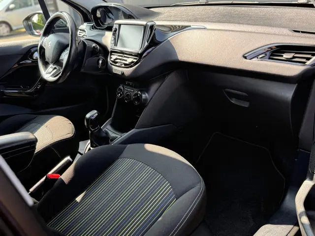 Peugeot 208 1.2 PureTech Urban Soul 2015 Benzine 12