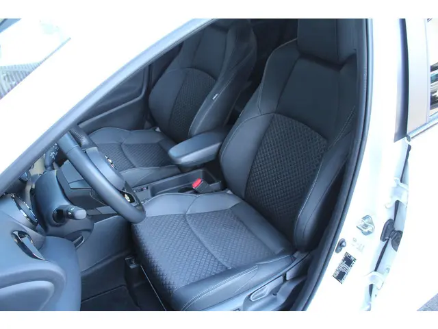 Toyota Yaris 1.5 Hybrid Executive 2022 Hybride Benzine 23