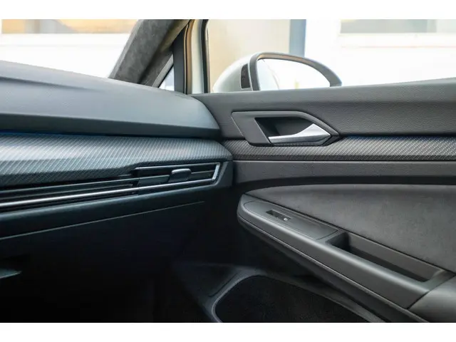 Volkswagen Golf Variant R | 322 PK | 2023 Benzine 52