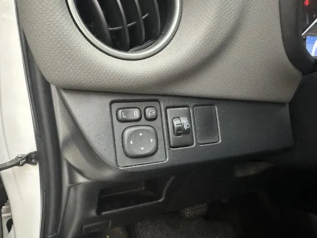 Toyota Yaris 1.5 Hybrid Comfort 2015 Hybride Benzine 26