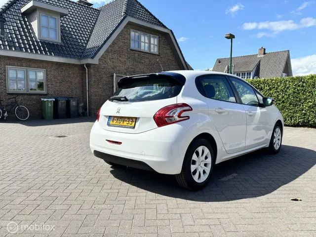 Peugeot 208 1.0 VTi LIKE Nieuwe motor!!!!! 2014 Benzine 5