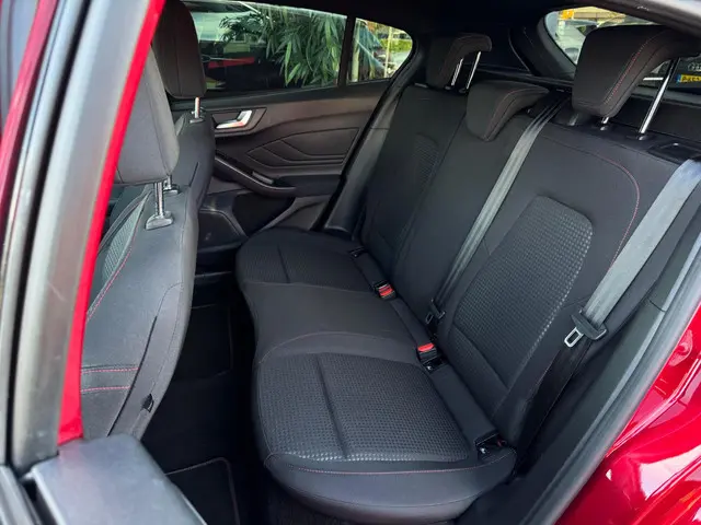 Ford Focus 1.0 EcoBoost ST Line Business 2020 Benzine 6