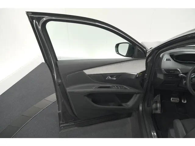 Peugeot 5008 PureTech 130 EAT8 GT 2023 Benzine 64