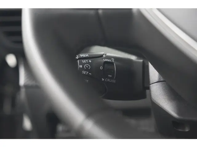 Peugeot 2008 PureTech 130 Active 2023 Benzine 34