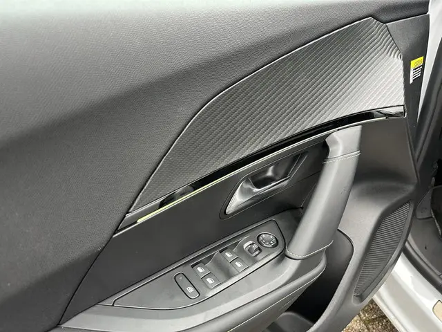 Peugeot 2008 1.2 Hybrid 145 PK GT 2025 Hybride Benzine 11