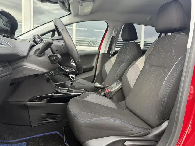 Peugeot 2008 1.2 PureTech Signature 2019 Benzine 6